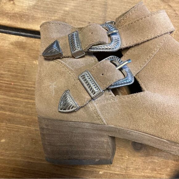 Frye Ray Western Booties Shootie Ankle Boots Size 6 Tan Leather Silver Buckles - Picture 6 of 13